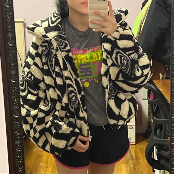 Small - Black & White Olivia Print Sherpa Jacket - Picture 6 of 16